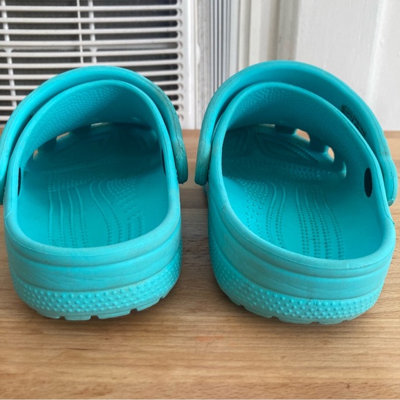 Crocs M5/W7 Classic Clog with permanent Jibbitz and 2 extra - Picture 2 of 14